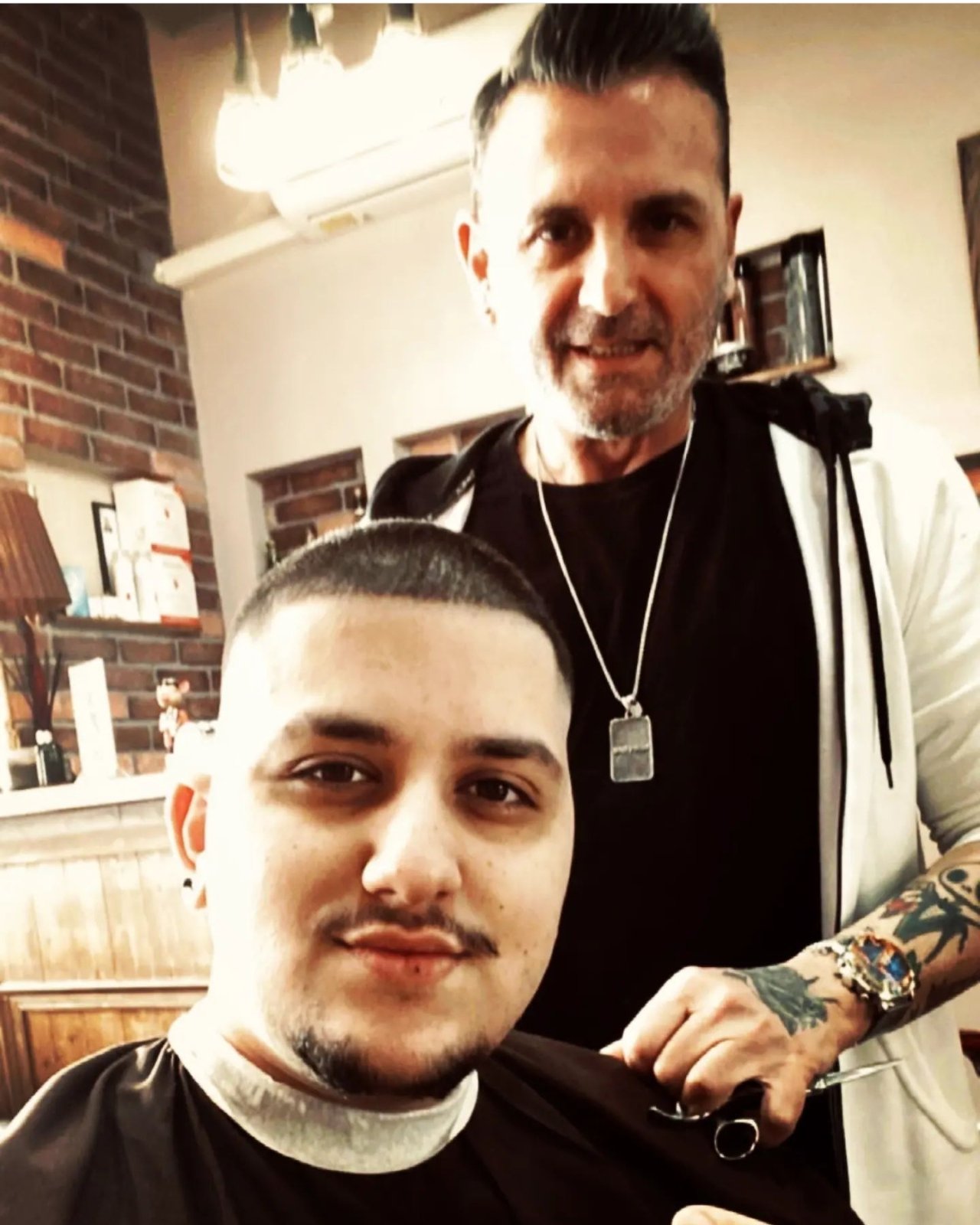 Ικανοποιημένος πελάτης με τον barber